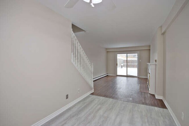 Photo du bâtiment - GREAT VALUE TWO BEDROOM ROW TOWNHOME IN NORTH LONDON