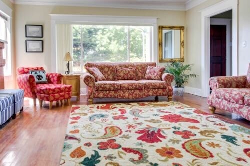 Livingroom full Bright Sun & Big giant windows - 5006 8th Ave NE House
