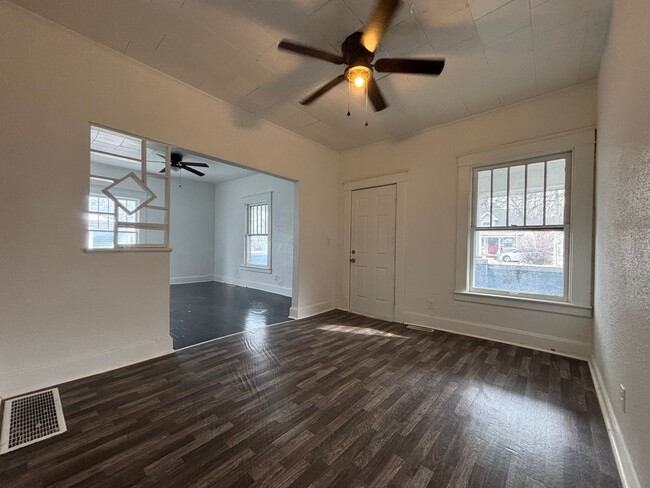 Building Photo - 4 bedroom 2.5 bath remodeled home availabl...