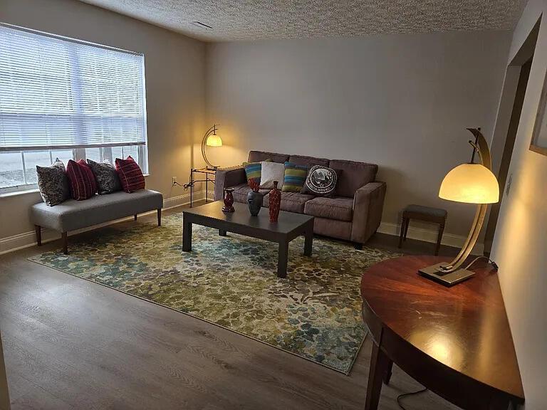 Foto principal - 7871 Thornfield Ln