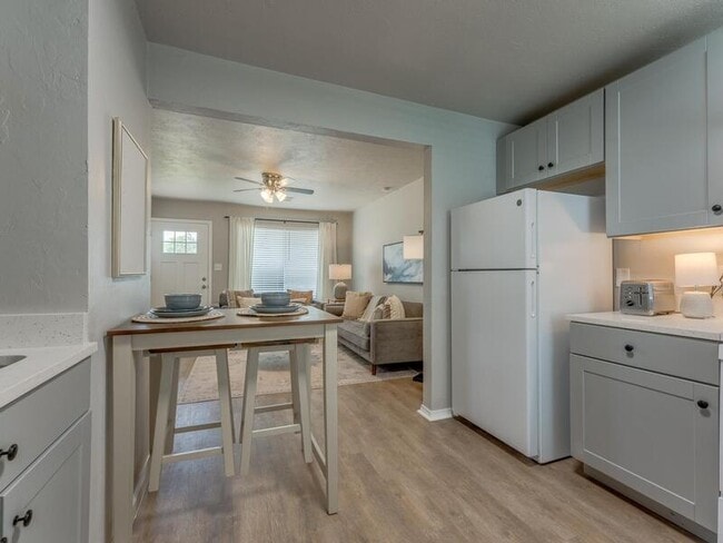 Photo - 1015 E Main St Apartment