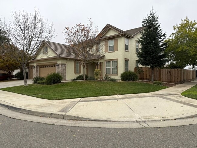 Foto del edificio - Lovely 5/3 with a desirable downstairs bedroom.