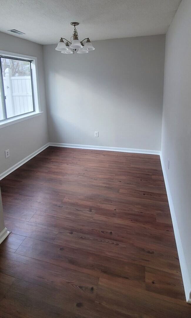 Foto del edificio - 7237 Sandy Creek Dr