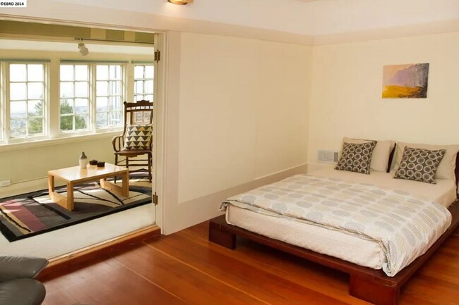Building Photo - Spacious Beautifully Arranged Apartment in...