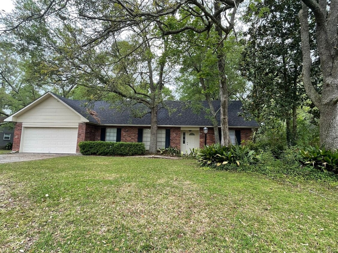 Primary Photo - Spacious Home in Country Club Estates