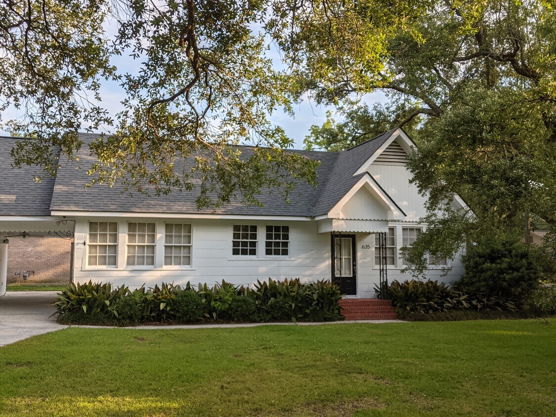 Primary Photo - 635 Avenue B