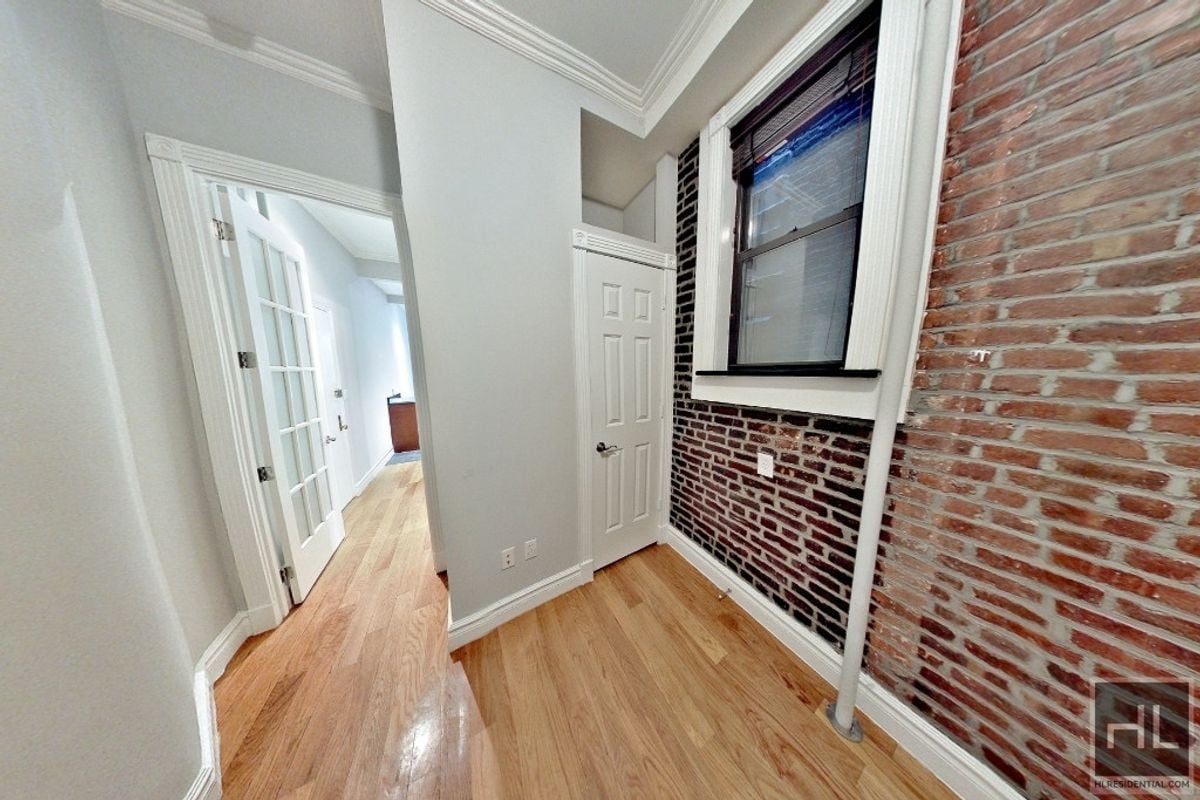 Building Photo - Perry Street