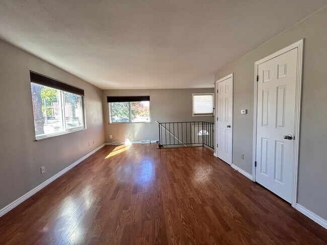 Foto del edificio - Spacious 2Br/1.5Ba End-Unit Townhome with Carport & Extra Storage