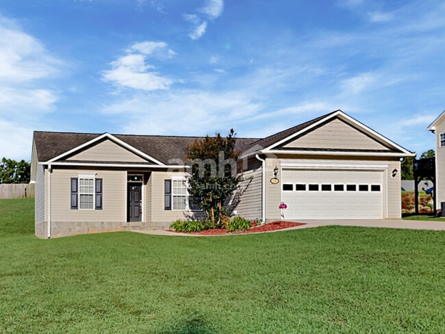 Building Photo - 220 Ash Dr