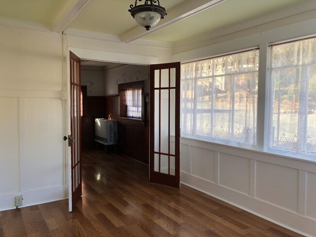 Building Photo - Historic 2-bedroom, 1.5 bath home in the h...