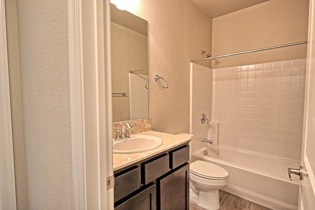 Foto del edificio - 594 Grey Eagle Ln