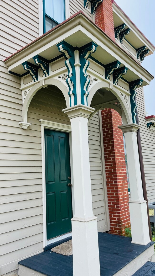 Building Photo - 146 S Main St