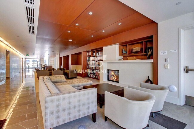 Building Photo - Luxury Condo Located in The heart of the P...