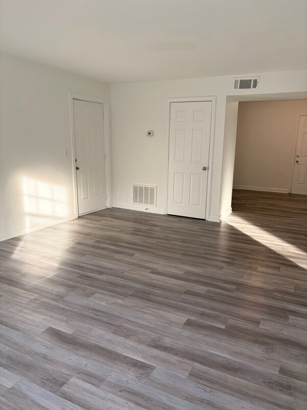 Foto del edificio - 4900 Central Dr