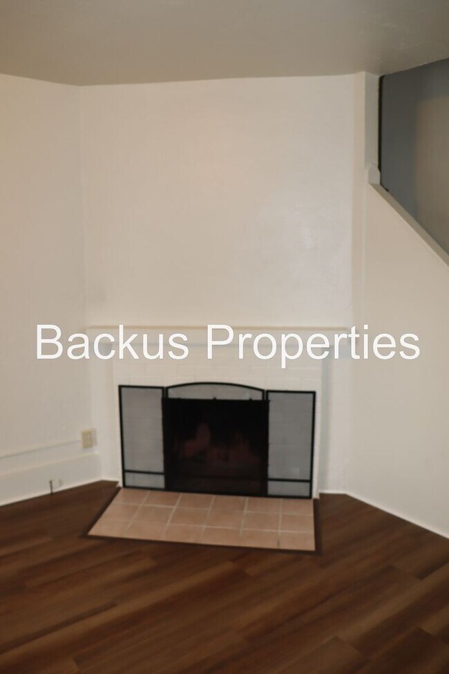 Building Photo - 210 Cypress Ave