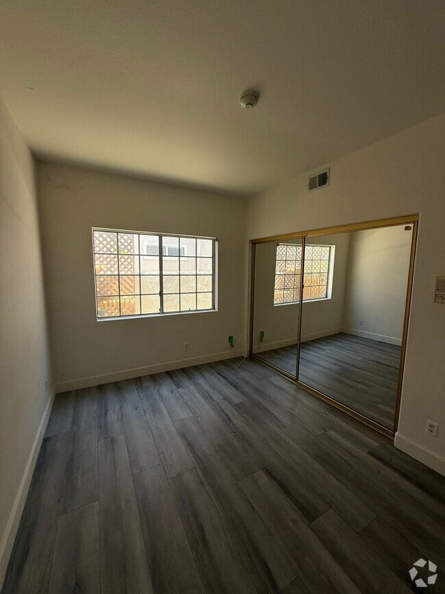 Building Photo - 2406 Vanderbilt Ln