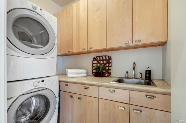 Building Photo - 145 Canyon Ct