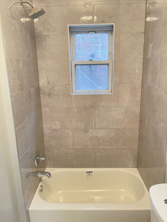 Building Photo - Large 3 bedroom in Old City!
