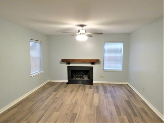 Building Photo - 509 E 7th St