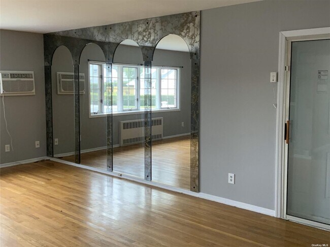 Foto del edificio - 72 Bethpage Rd