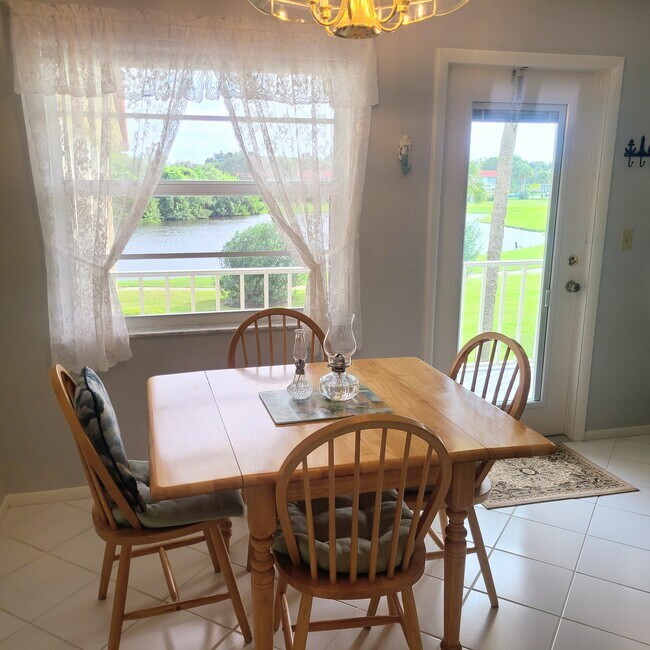 Dining area - 68 Royal Oak Ct