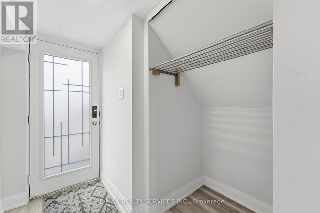 Photo du bâtiment - 1305 Consort Crescent