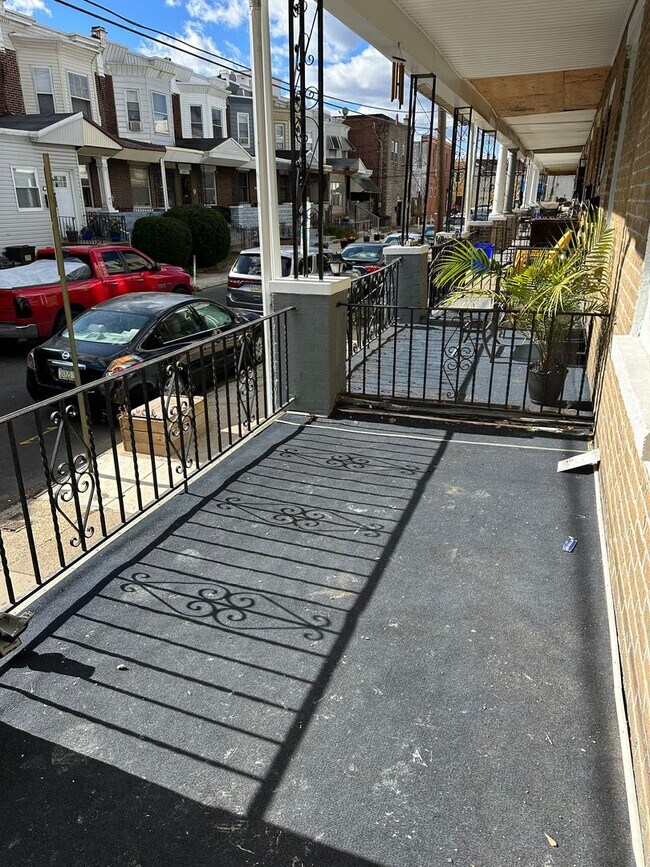 Foto del edificio - Newly Renovated 3 Bed/1 Bath Rowhome