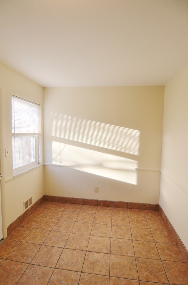 Building Photo - 1172 Sanborn Pl