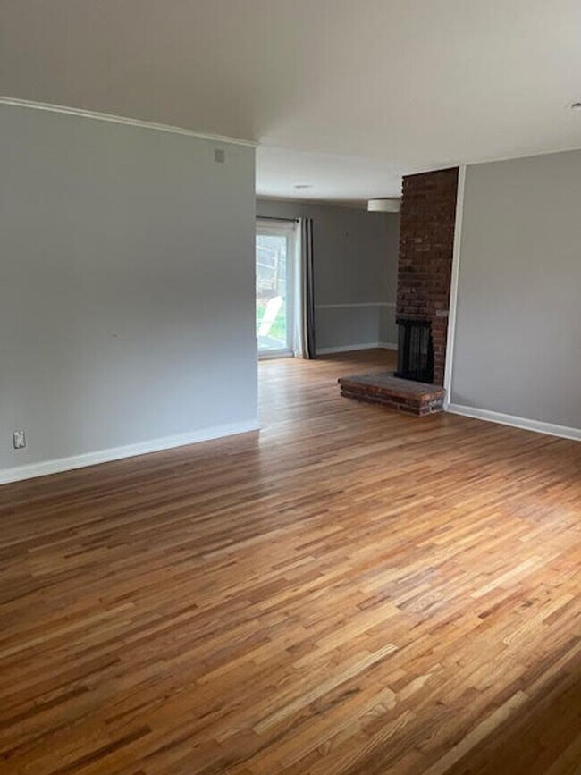 Foto del edificio - Well Maintained Mid Town Bungalow!