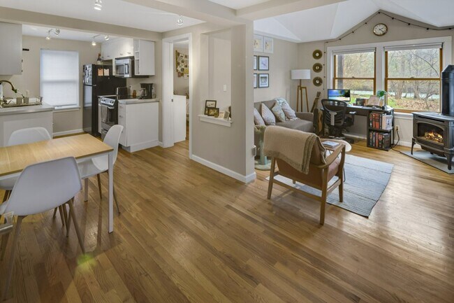 Sala de estar/cocina - 233 Forest Home Dr