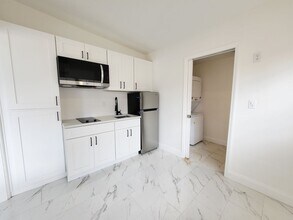 Building Photo - 2511 Drake Dr