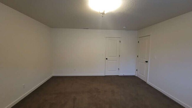 Building Photo - Spacious 5bd + in Palatial Happy Valley Es...
