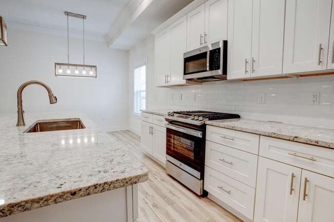 Building Photo - 1756 Thomas St