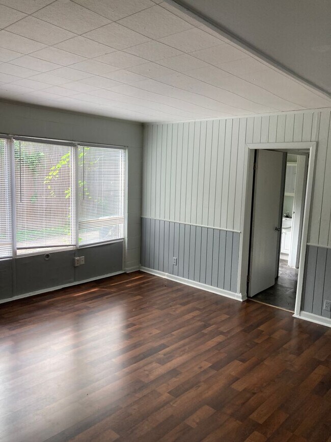 Building Photo - One Bedroom Apartment with den area- ALL UTILITIES INCLUDED!!