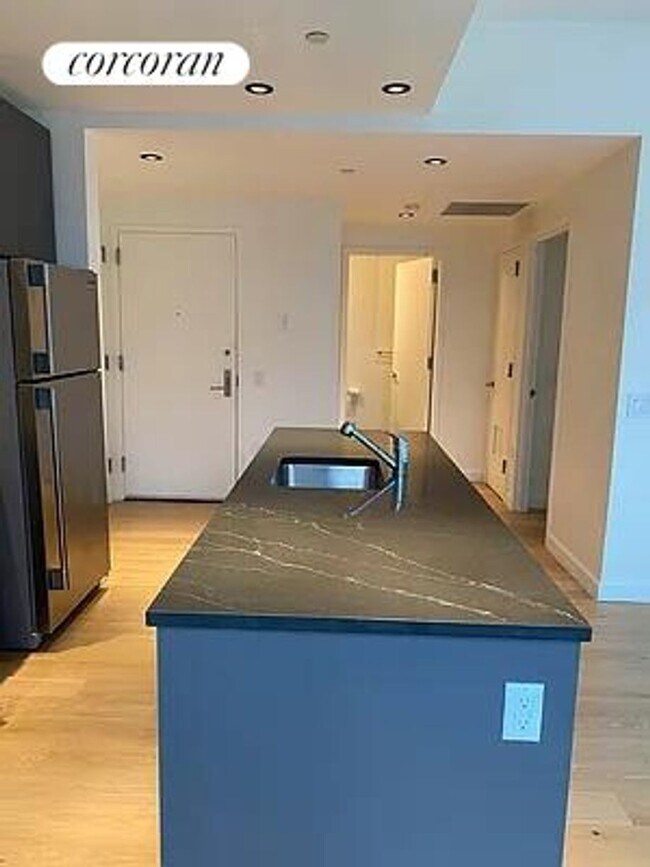Foto del edificio - 306 W 48th St