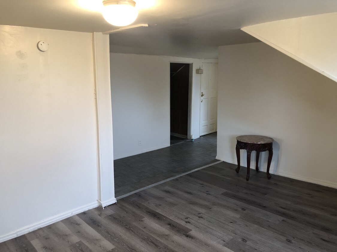 Foto principal - 318 E 1st Ave