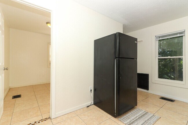 Building Photo - 2/1 in Deland - Walking distance downtown ...