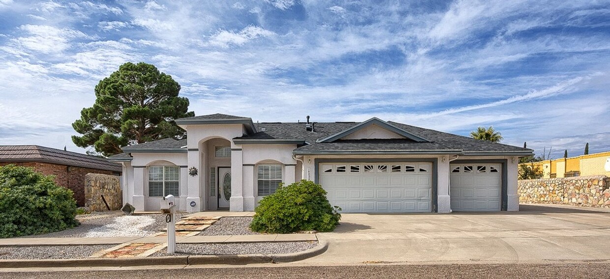 Primary Photo - Beautiful house with a pool and refrigerat...