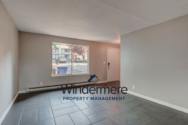 Building Photo - 2 Bed 2 Bath Townhouse
