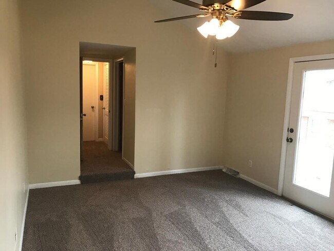 Foto del edificio - Spacious Rock Island Home with Family Room and Garage!