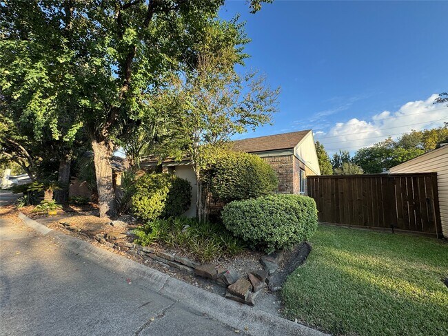Foto del edificio - 12800 Briar Forest Dr