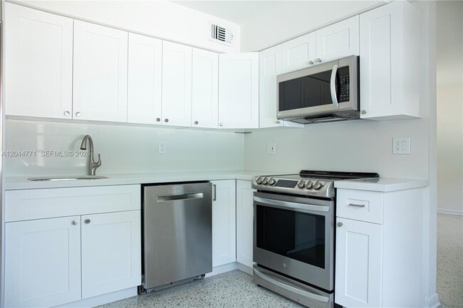 Building Photo - 1226 SW 30th Ave