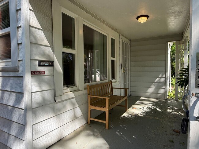 Foto del edificio - Cozy 2 bed 1 bath available now!