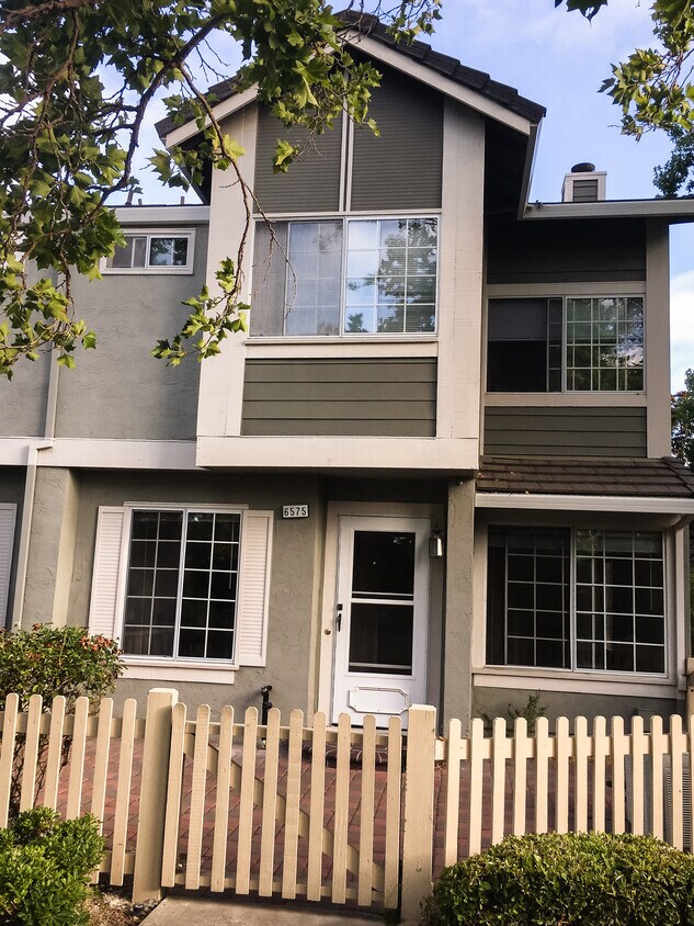 Primary Photo - 6575 Oxford Pl