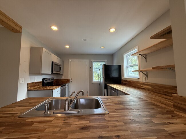 Foto del edificio - 2336 Boxwood Ln NE