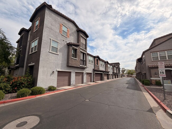 Spacious 3 Bedroom, 2.5 Bath Phoenix Townhome with *New Floors* + *NEW* Paint! - Spacious 3 Bedroom, 2.5 Bath Phoenix Townhome with *New Floors* + *NEW* Paint!