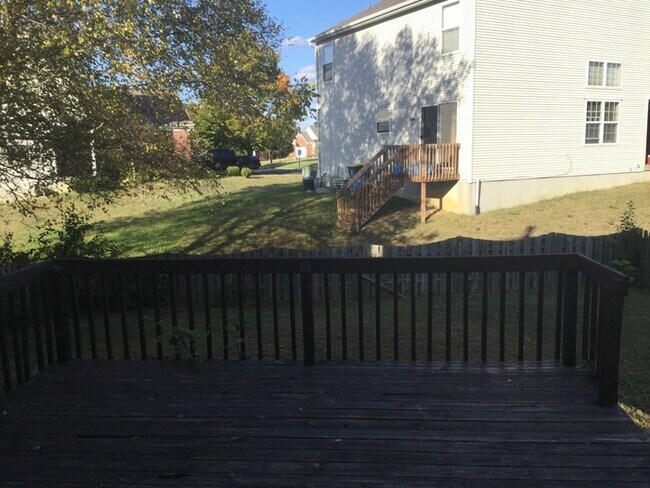 Building Photo - 4 bed 2.5 bath with over 2,600 sq ft!