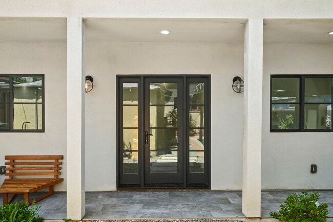 Building Photo - 720 W Altadena Dr