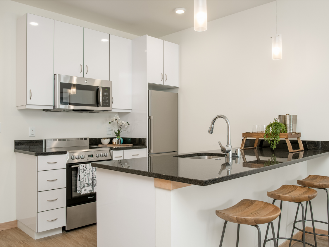 1 Bed / 1 Bath - 702 SF - Kitchen - Trio