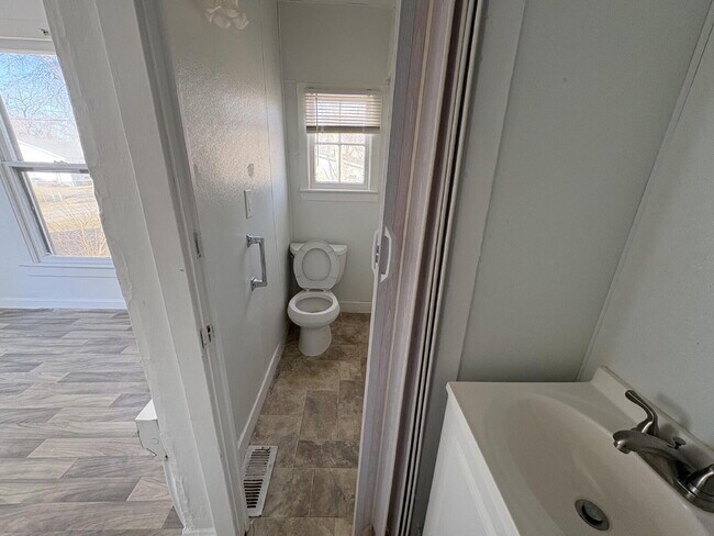 Foto del edificio - Move in ready home for lease.